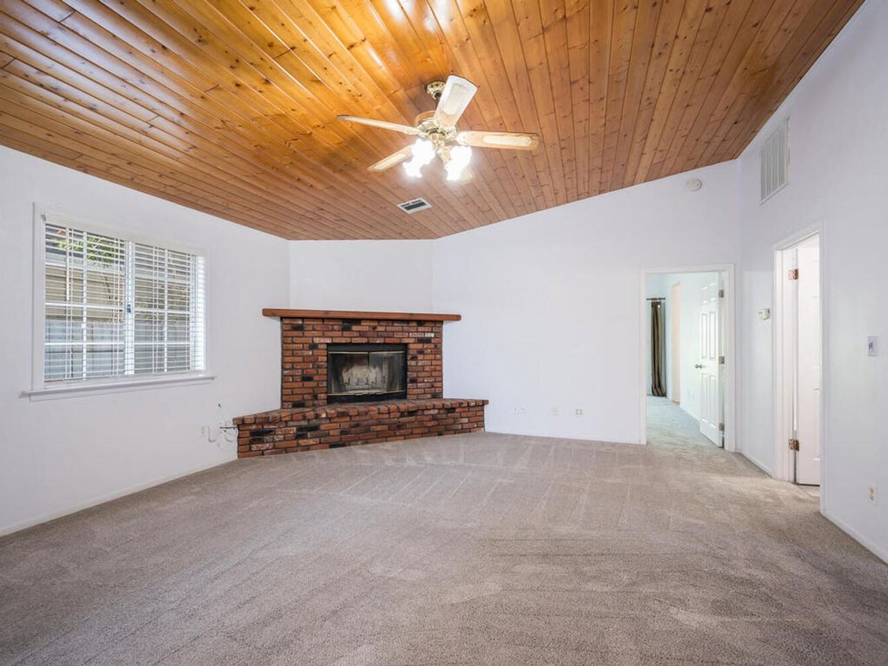 1529 Oak St - Photo 7 of 23