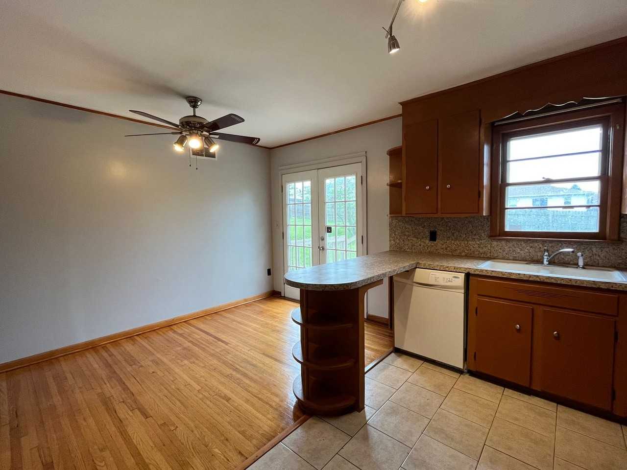 6530 E 8th St - Photo 4 of 13