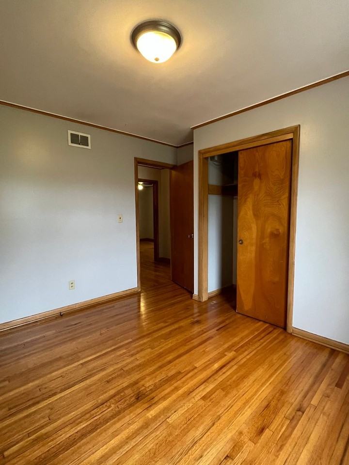 6530 E 8th St - Photo 6 of 13