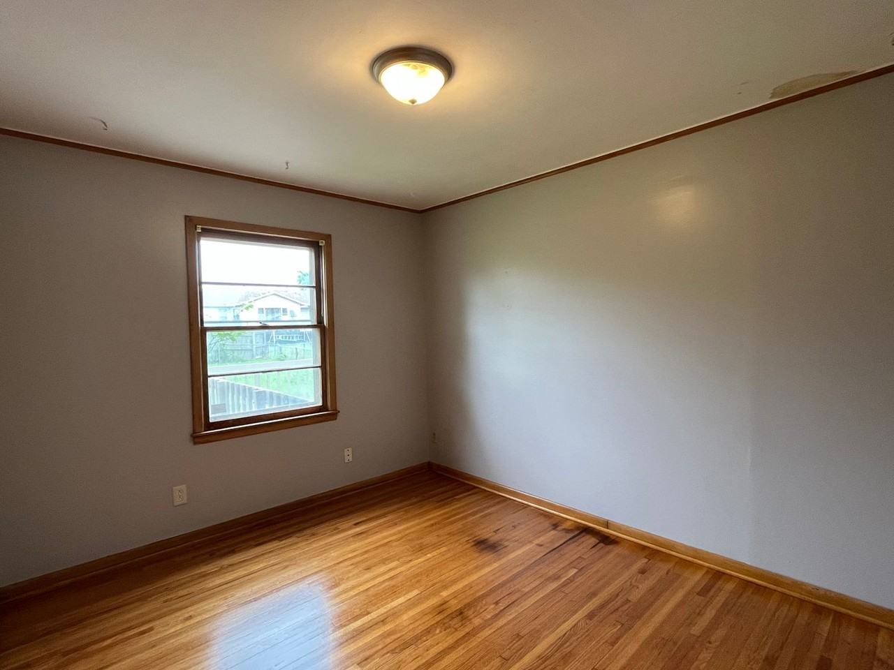 6530 E 8th St - Photo 7 of 13