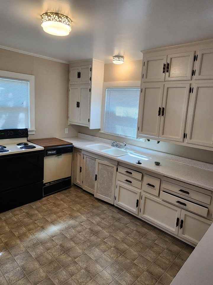 2196 West St - Photo 3 of 7