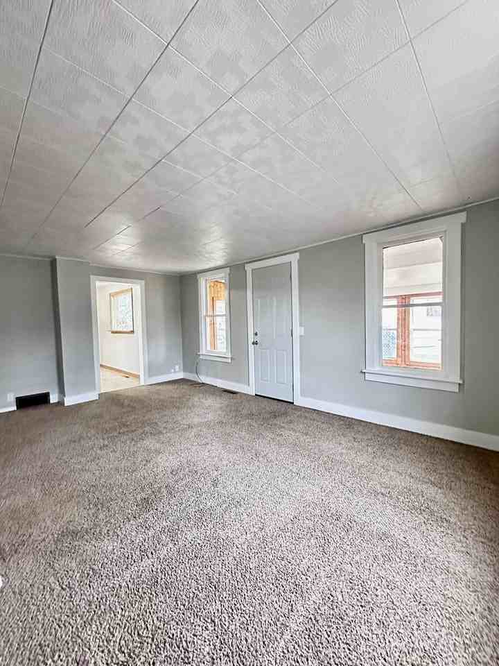 253 4th St Se - Photo 2 of 10