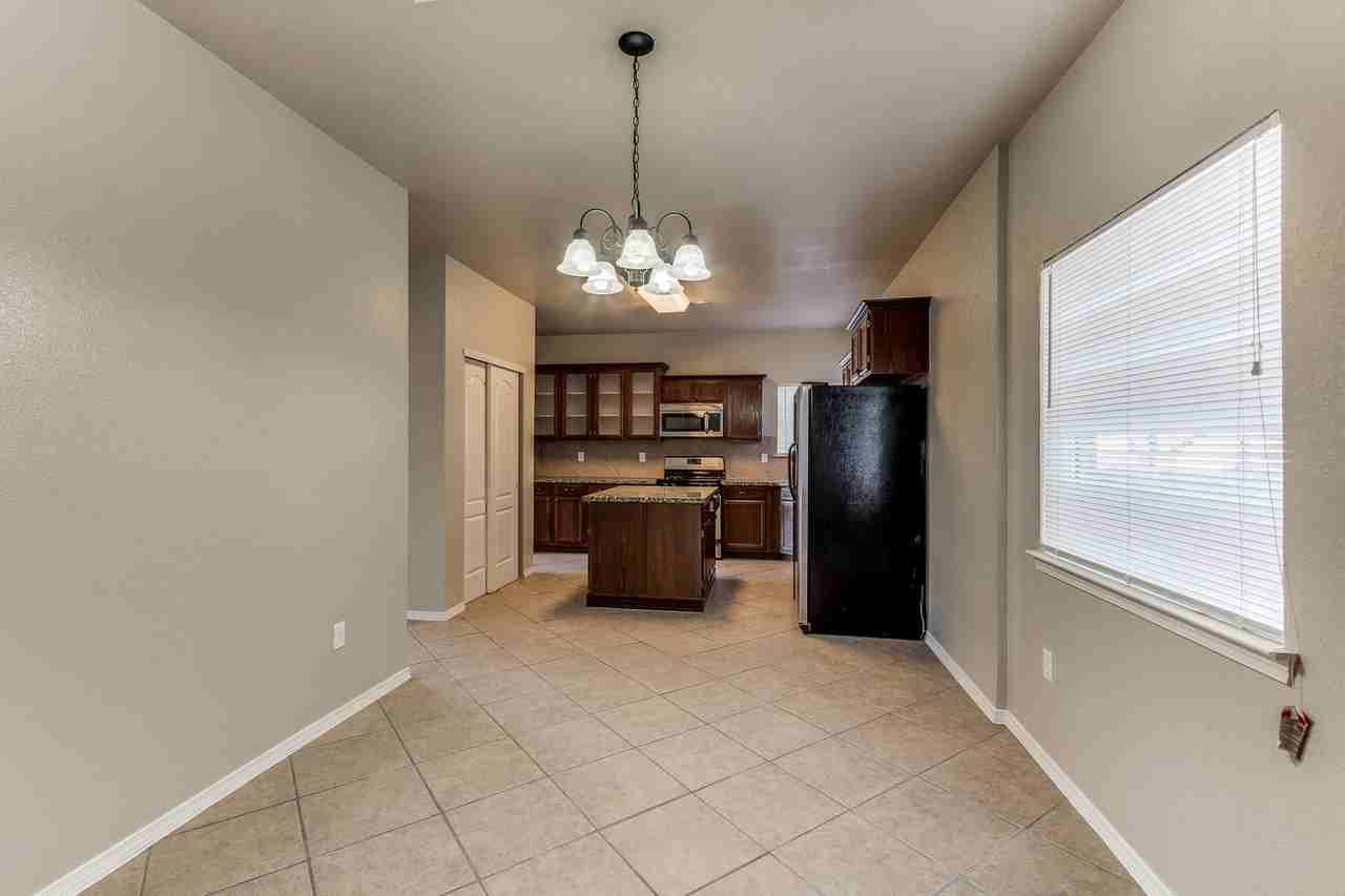 11296 Bullseye St - Photo 4 of 28