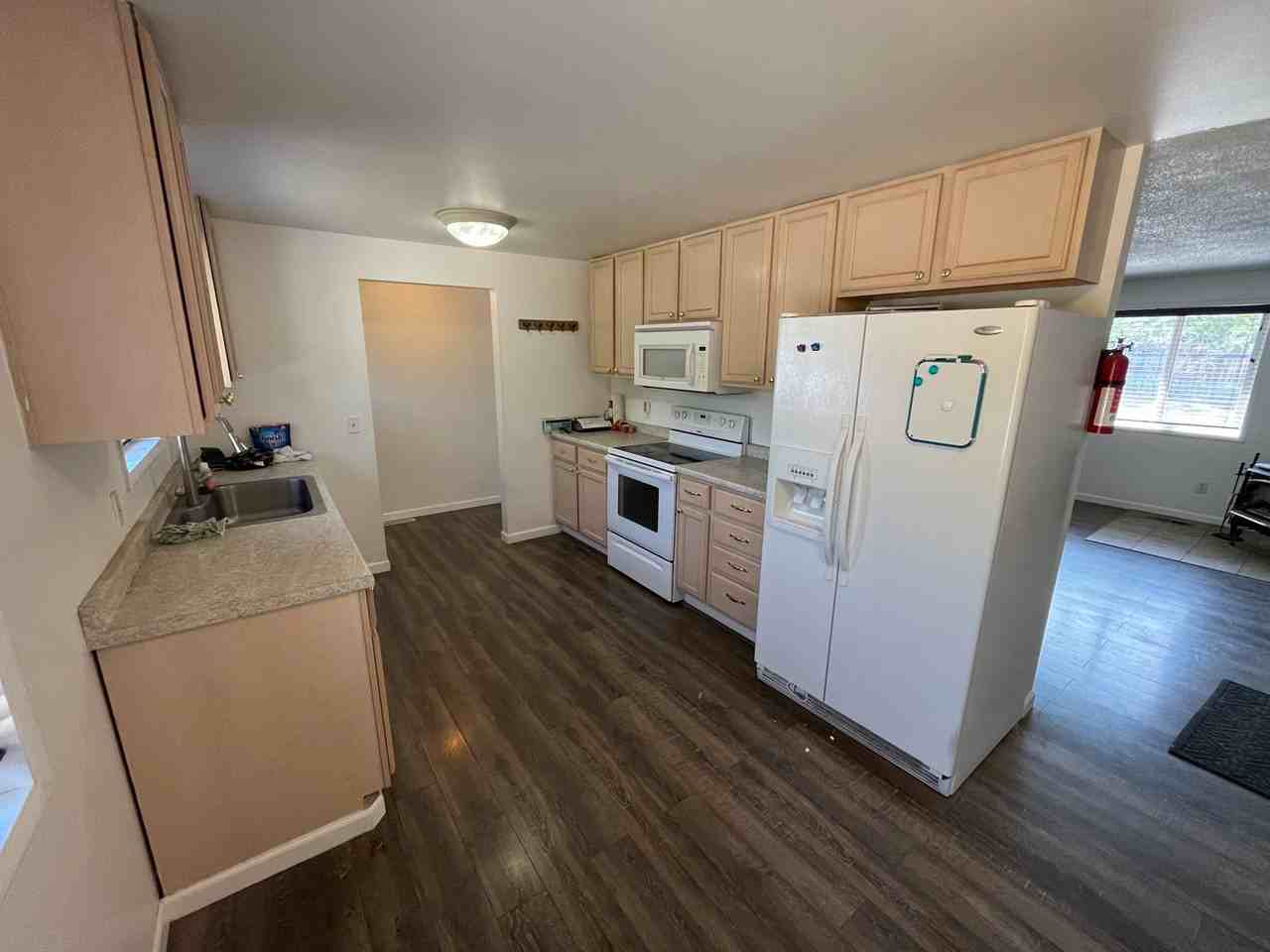 2039 Ne Pheasant Ct - Photo 3 of 17