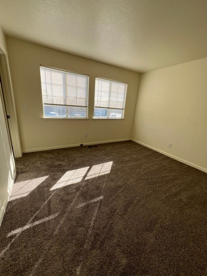 882 Neal Ct - Photo 3 of 20