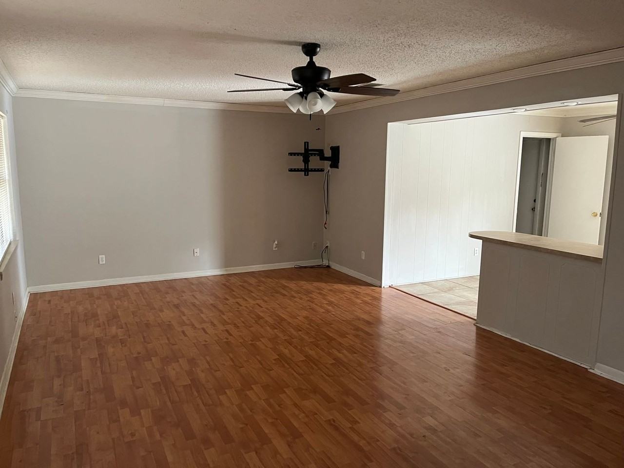 8967 Hawthorne Dr - Photo 3 of 9