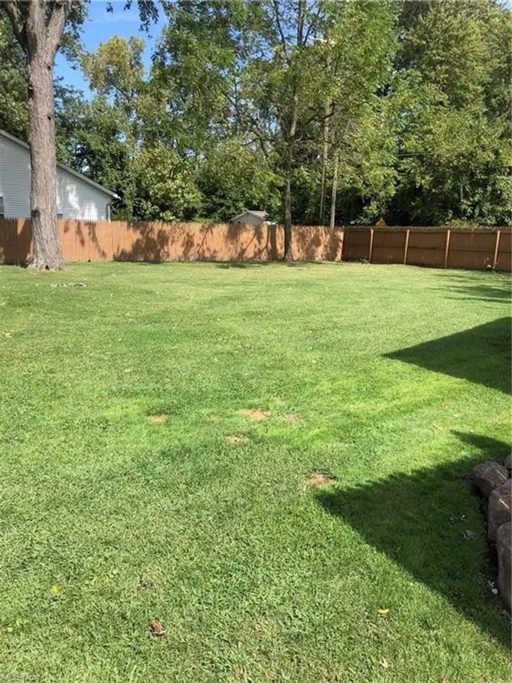 943 Bellvue Dr - Photo 3 of 9