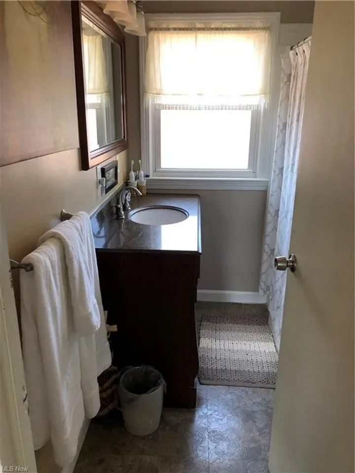 943 Bellvue Dr - Photo 4 of 9