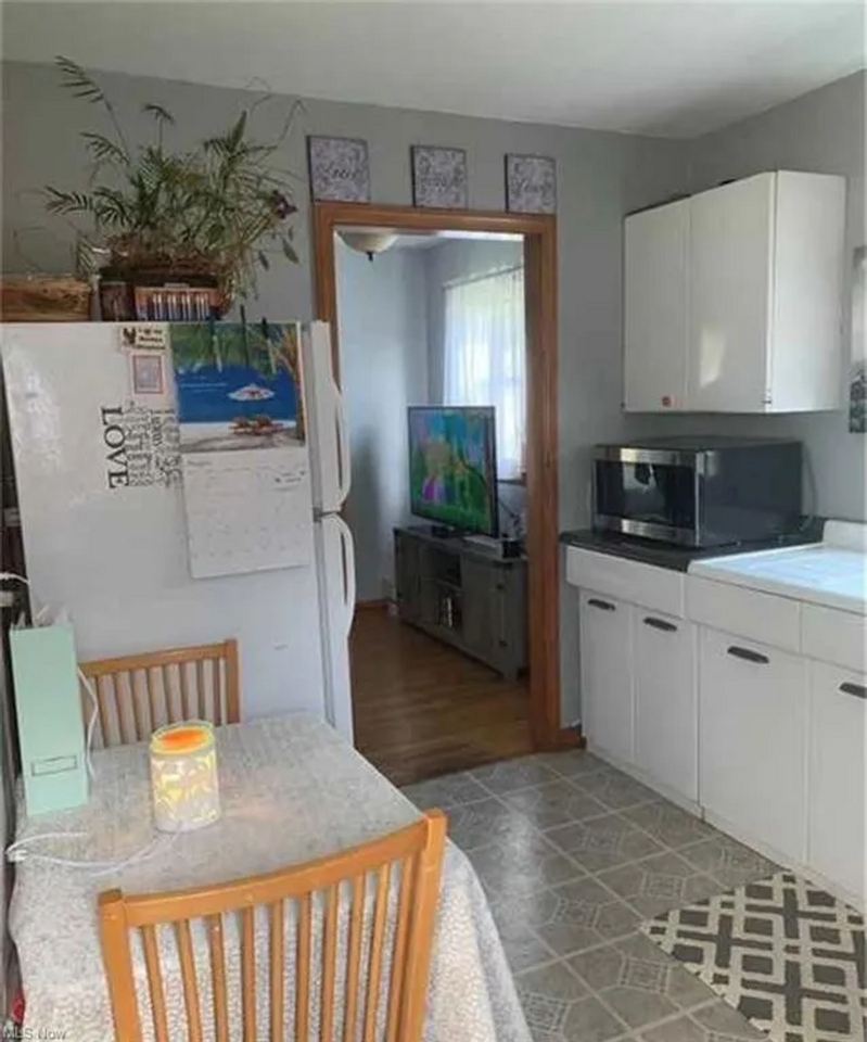 943 Bellvue Dr - Photo 5 of 9