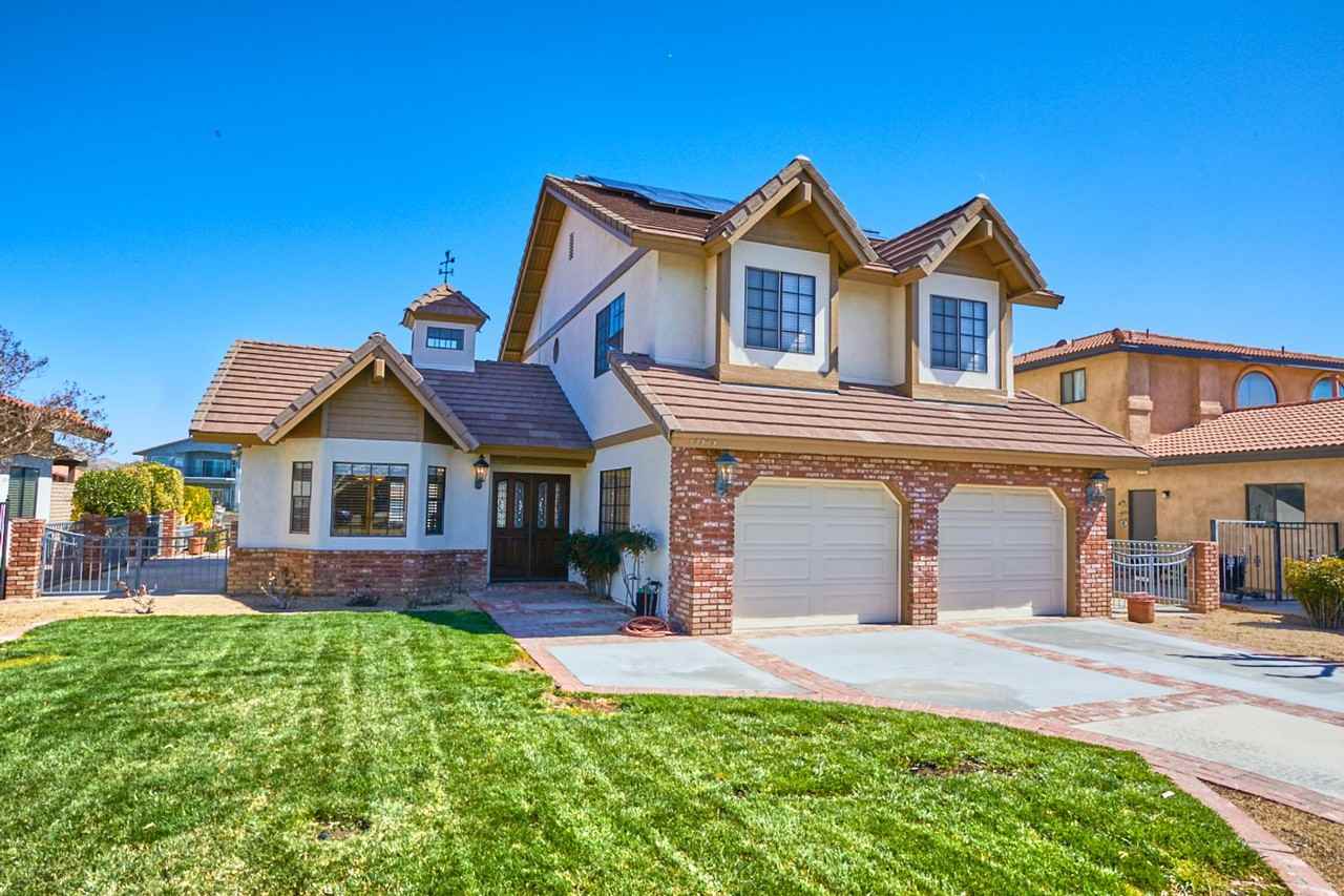 13565 Pyramid Dr - Photo 3 of 50