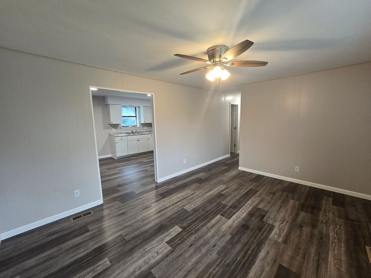 210 Jean St - Photo 3 of 17