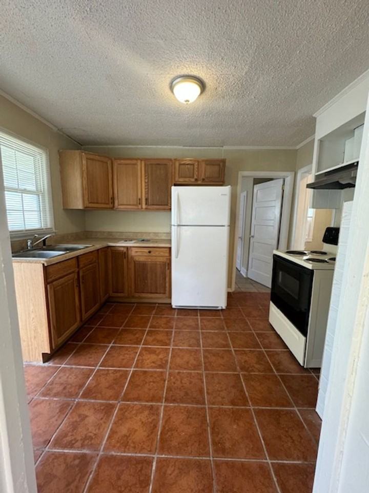 701 E Lenoir Ave - Photo 6 of 16