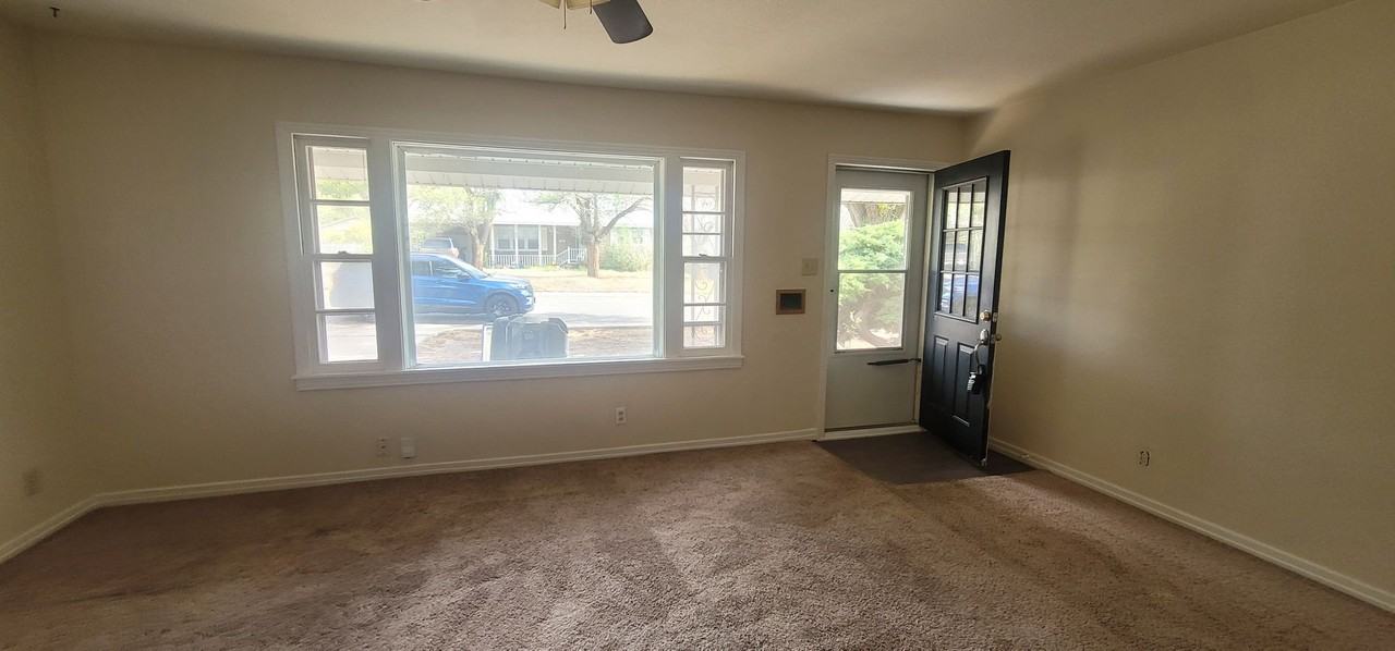 1807 Maple St - Photo 3 of 10
