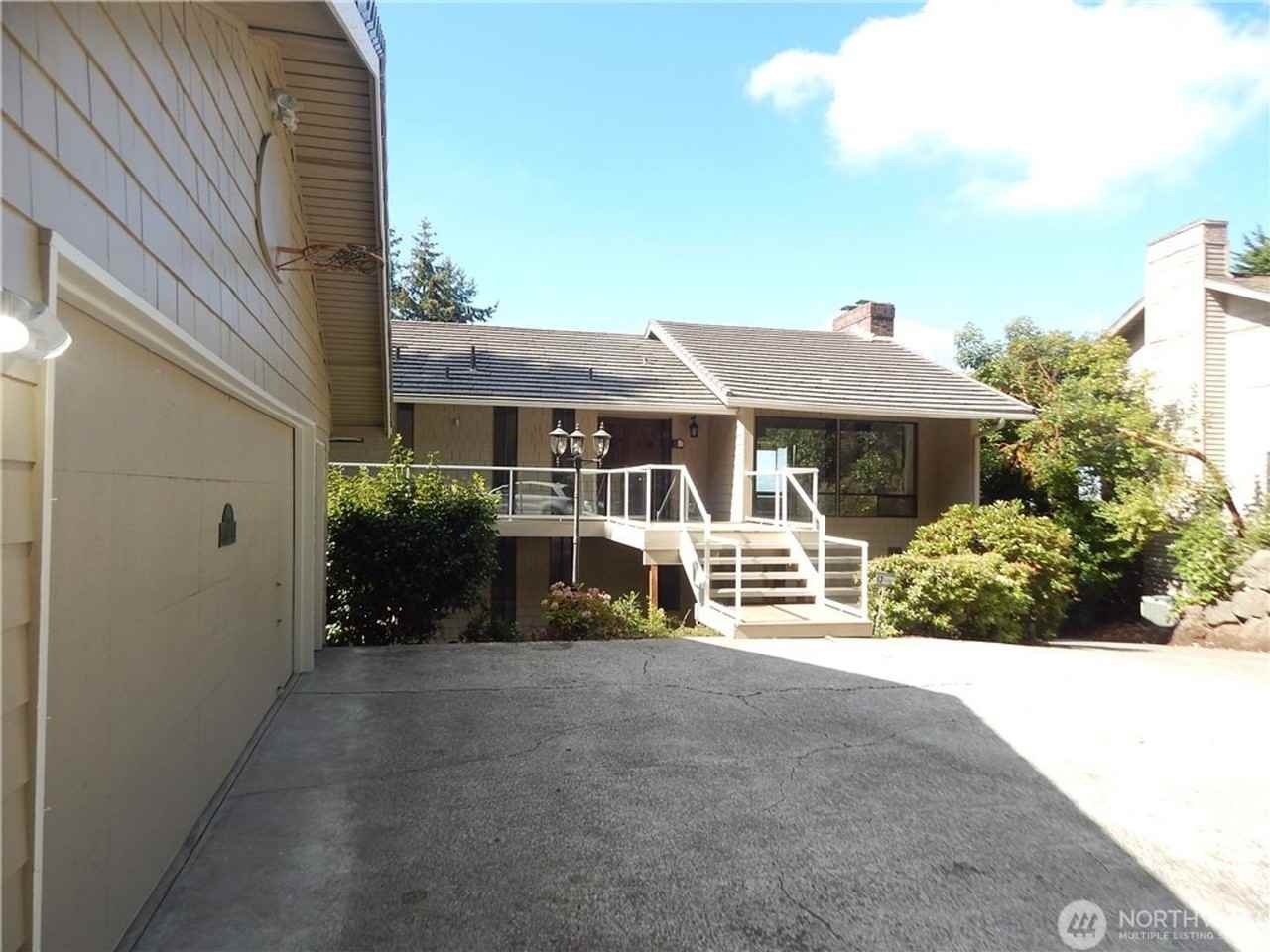 4736 Somerset Ave Se - Photo 3 of 27