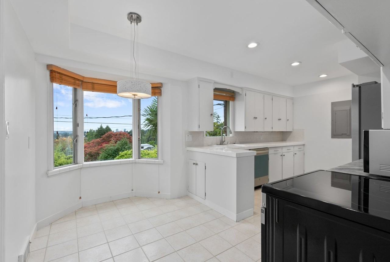 6015 Wellesley Way Ne - Photo 3 of 33