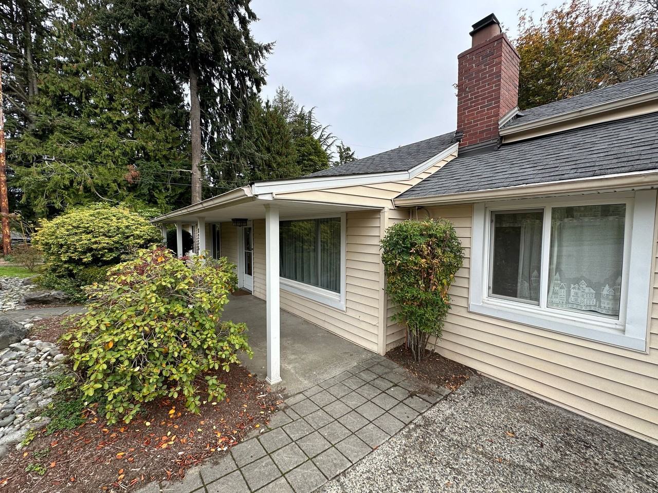 8256 43rd Ave Ne - Photo 3 of 50