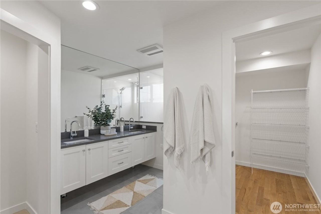 5021 Sand Point Pl Ne #B - Photo 3 of 16