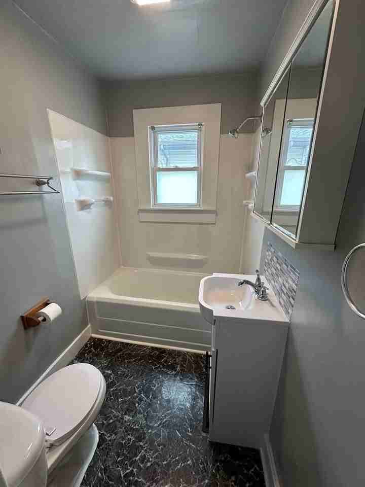 1008 E Monroe St - Photo 3 of 9