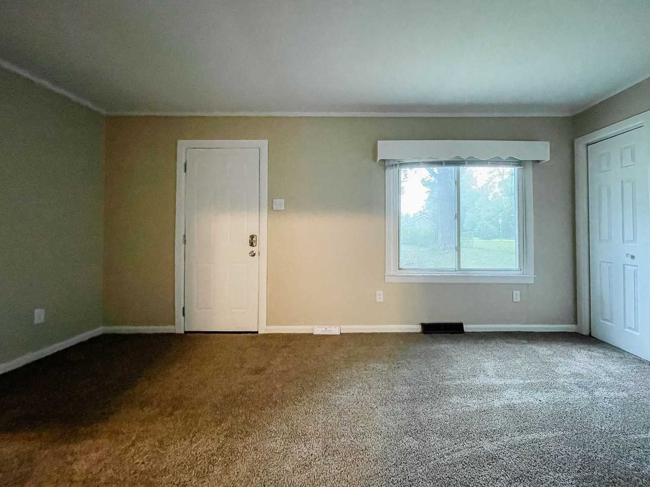 423 E Dartmouth Ave - Photo 5 of 26