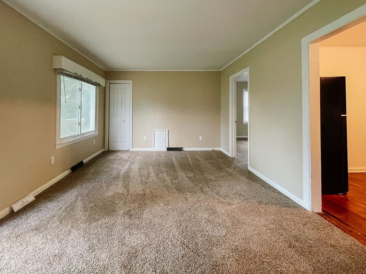 423 E Dartmouth Ave - Photo 7 of 26