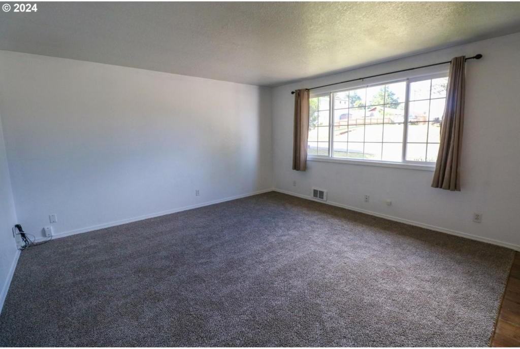 3631 Sheridan Ave - Photo 7 of 13