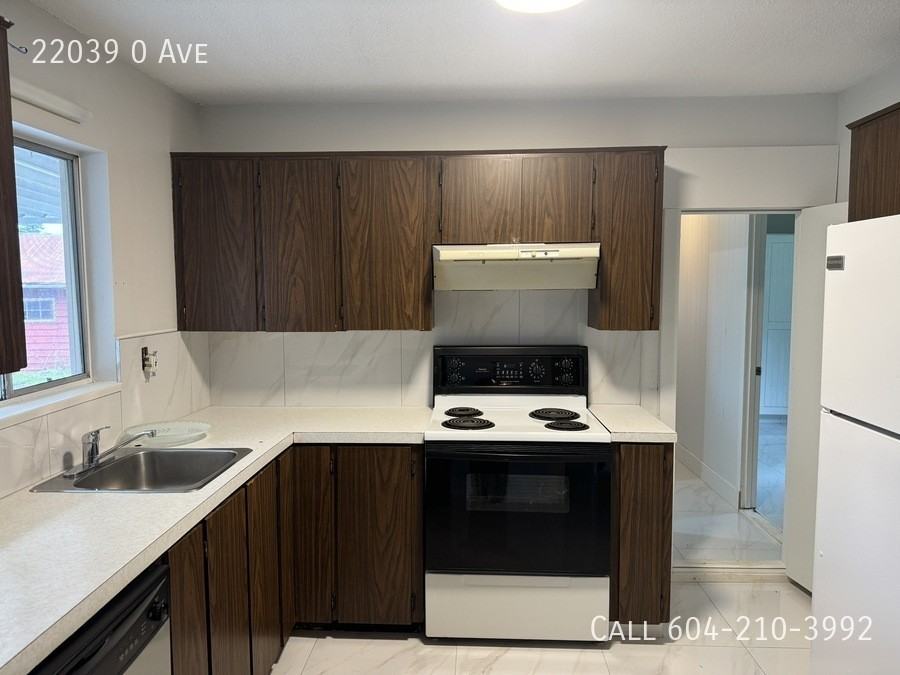 22039 0 Ave - Photo 2 of 12