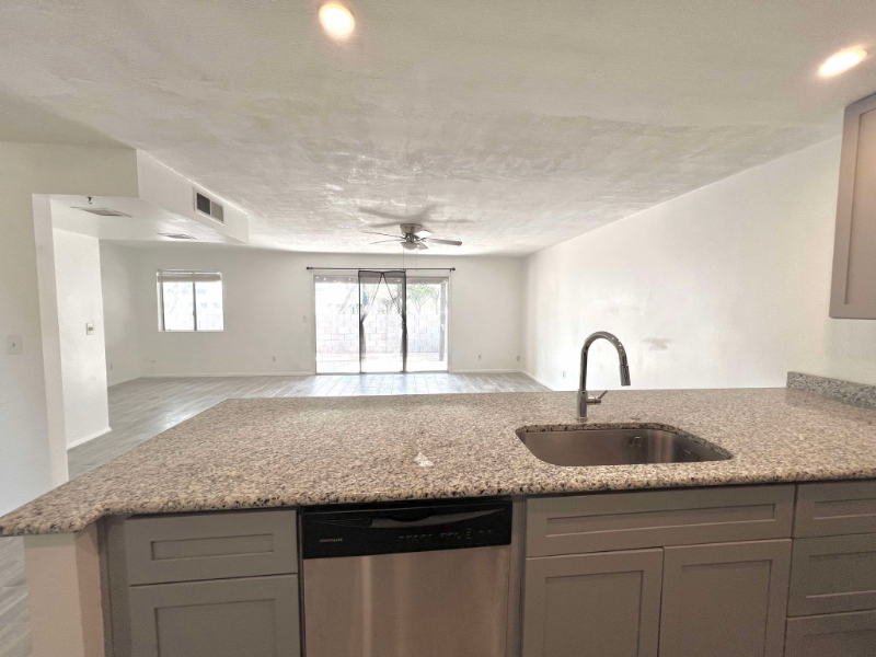 5527 S Mitchell Dr - Photo 3 of 23