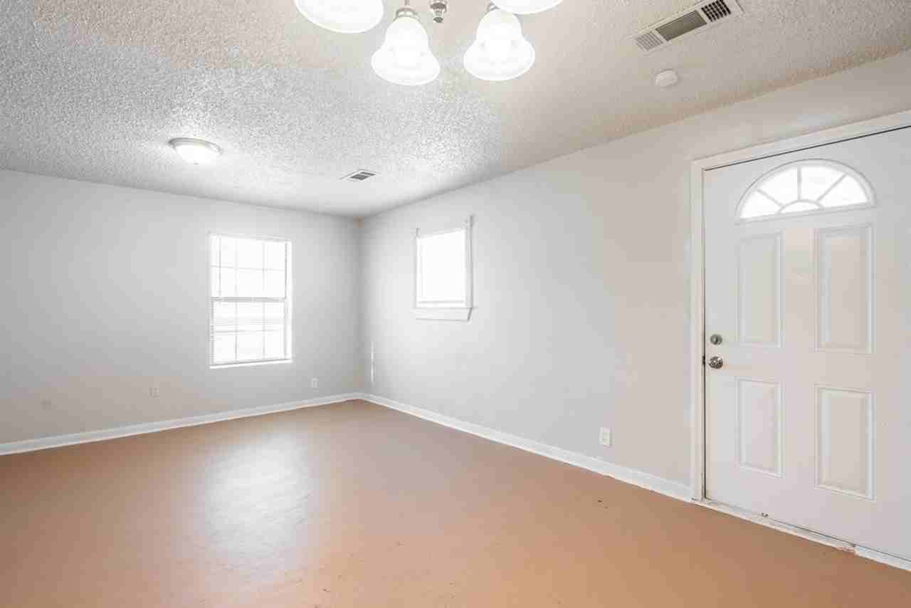 1003 W 21st St - Photo 2 of 14