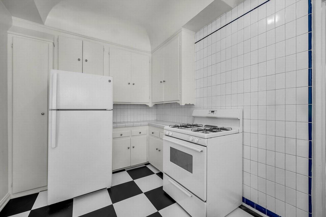 614 Midvale Ave - Photo 7 of 17