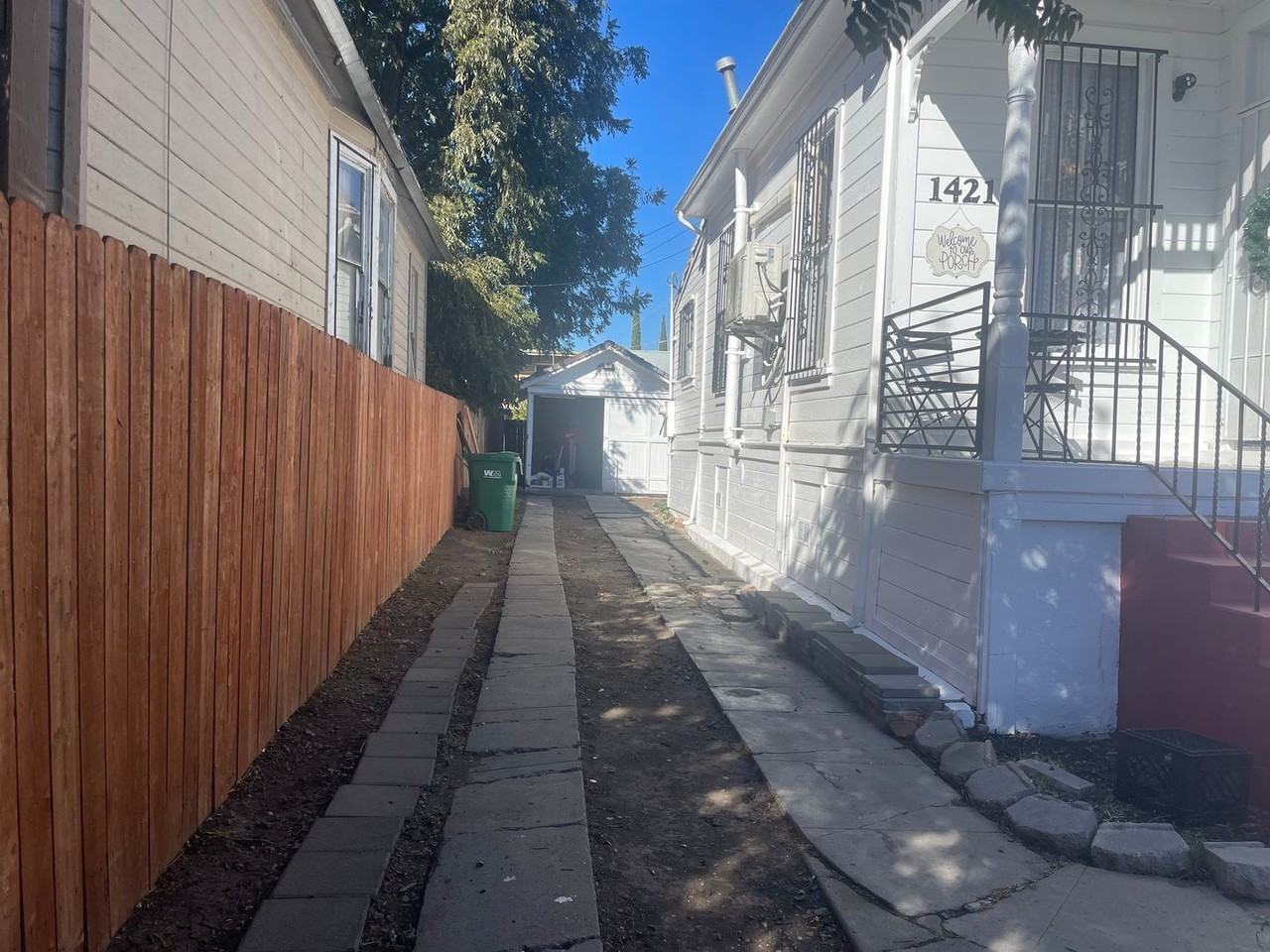 1421 E Oak St - Photo 3 of 26
