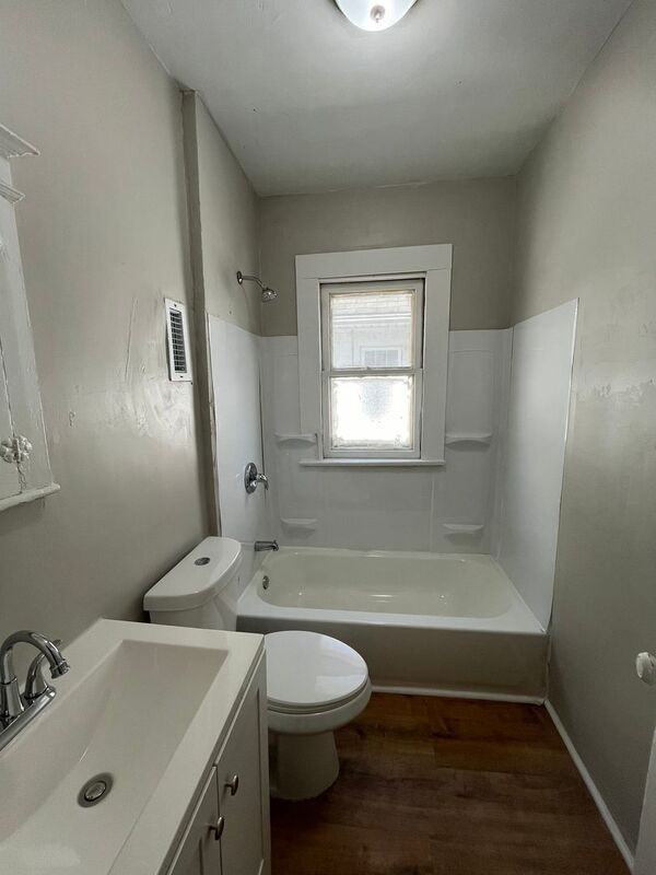 246 Weyl St - Photo 3 of 9