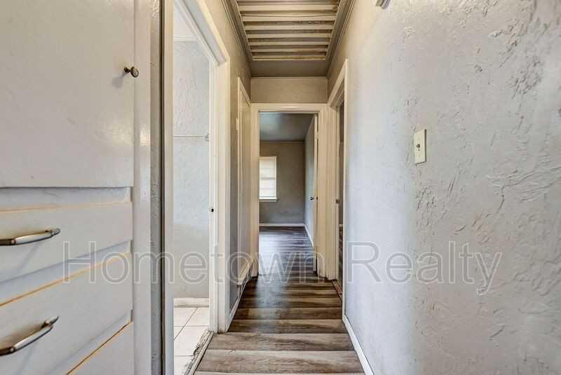 1229 Ne 45th St - Photo 2 of 24