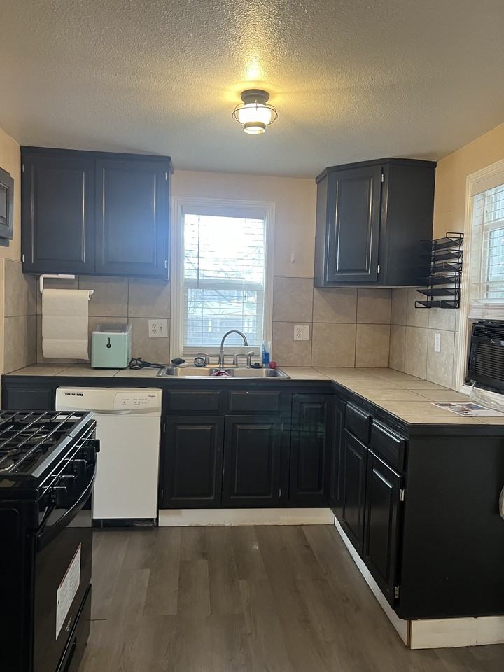 2510 E 11th St - Photo 3 of 9