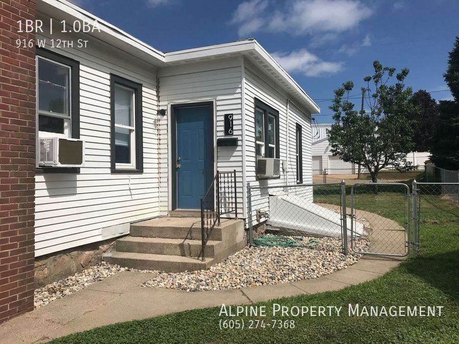 916 W 12th St - Photo 2 of 16