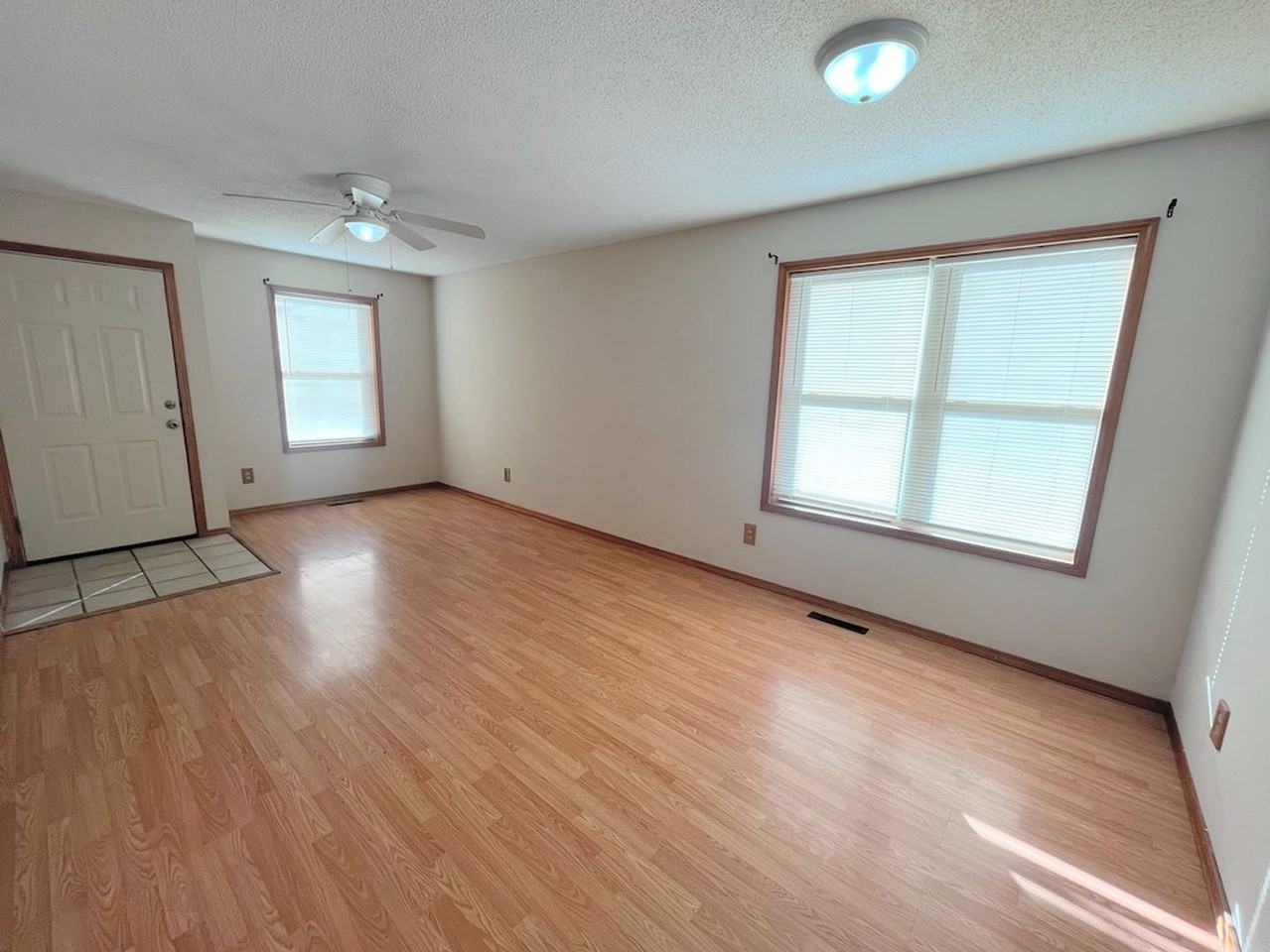 1425 W Rainey St - Photo 3 of 10