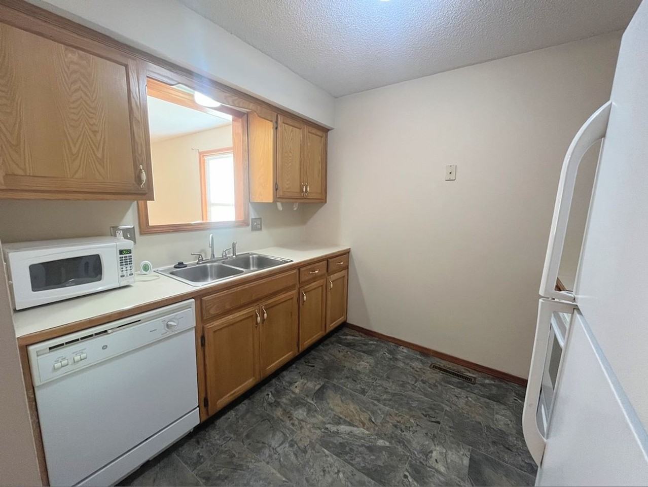 1425 W Rainey St - Photo 5 of 10