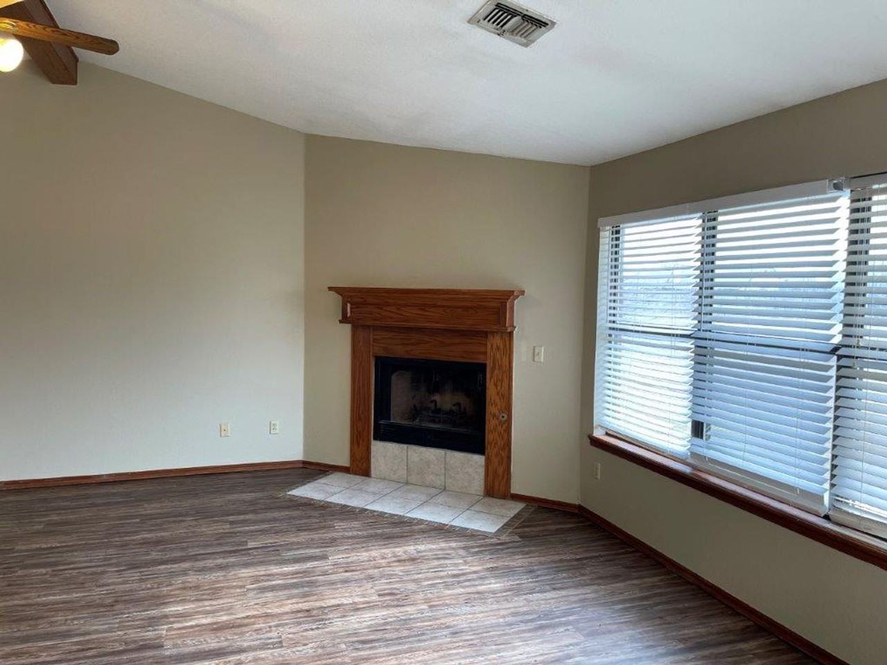 712 Ne 19th Ter - Photo 4 of 15