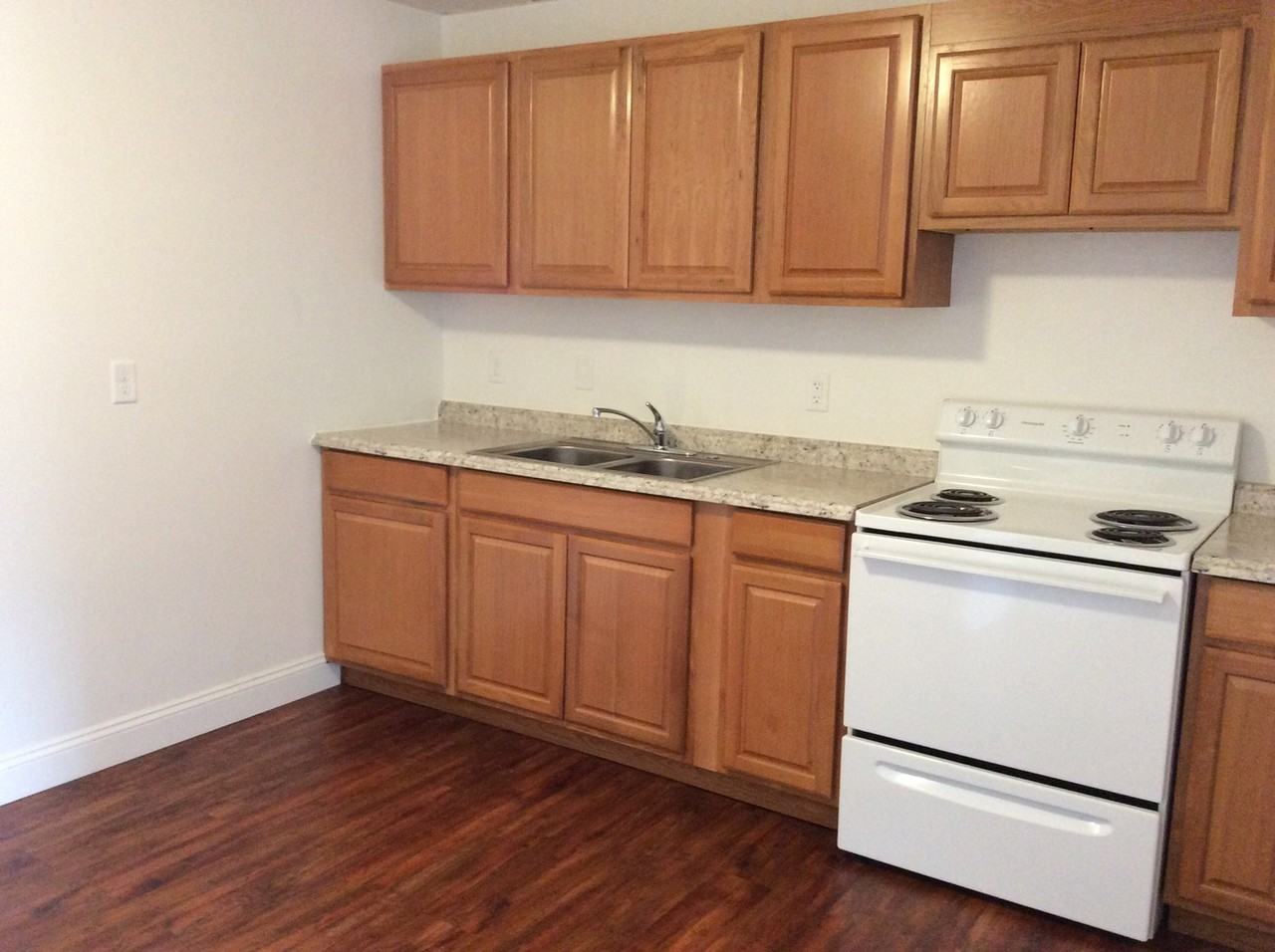 1040 W Princess St #5 - Photo 4 of 9