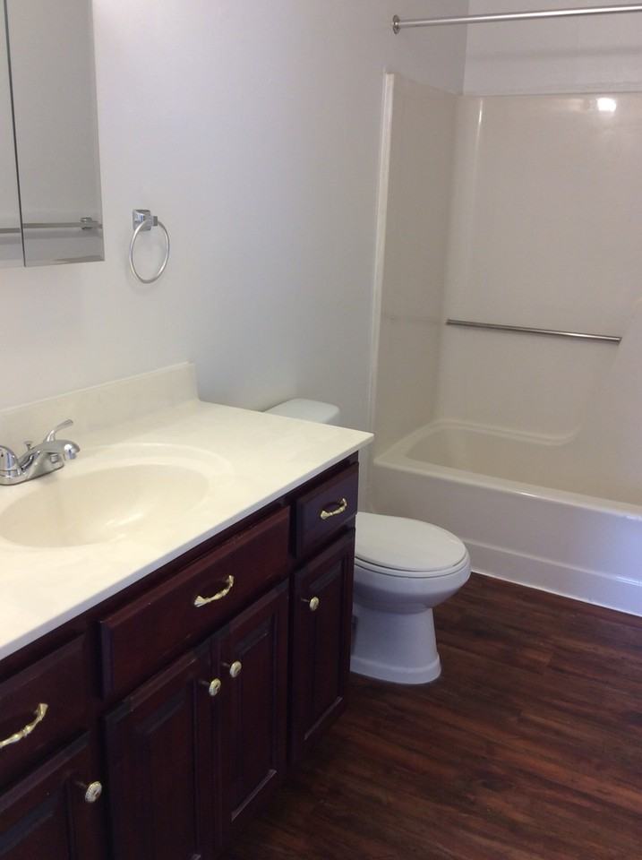 1040 W Princess St #5 - Photo 6 of 9