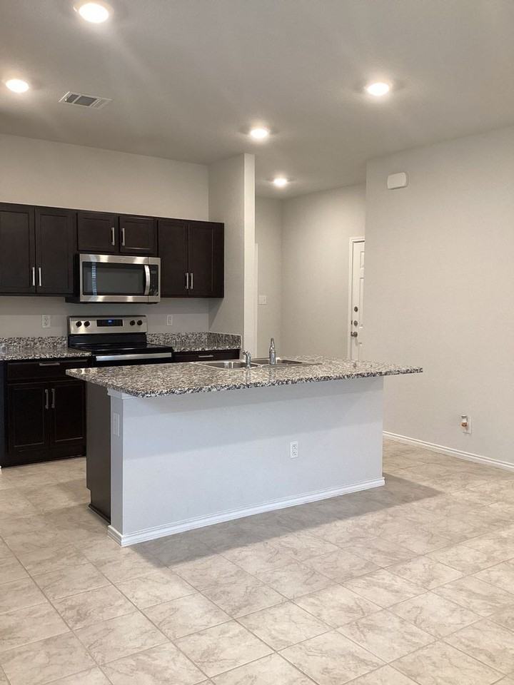 9511 Falme Ln - Photo 4 of 22