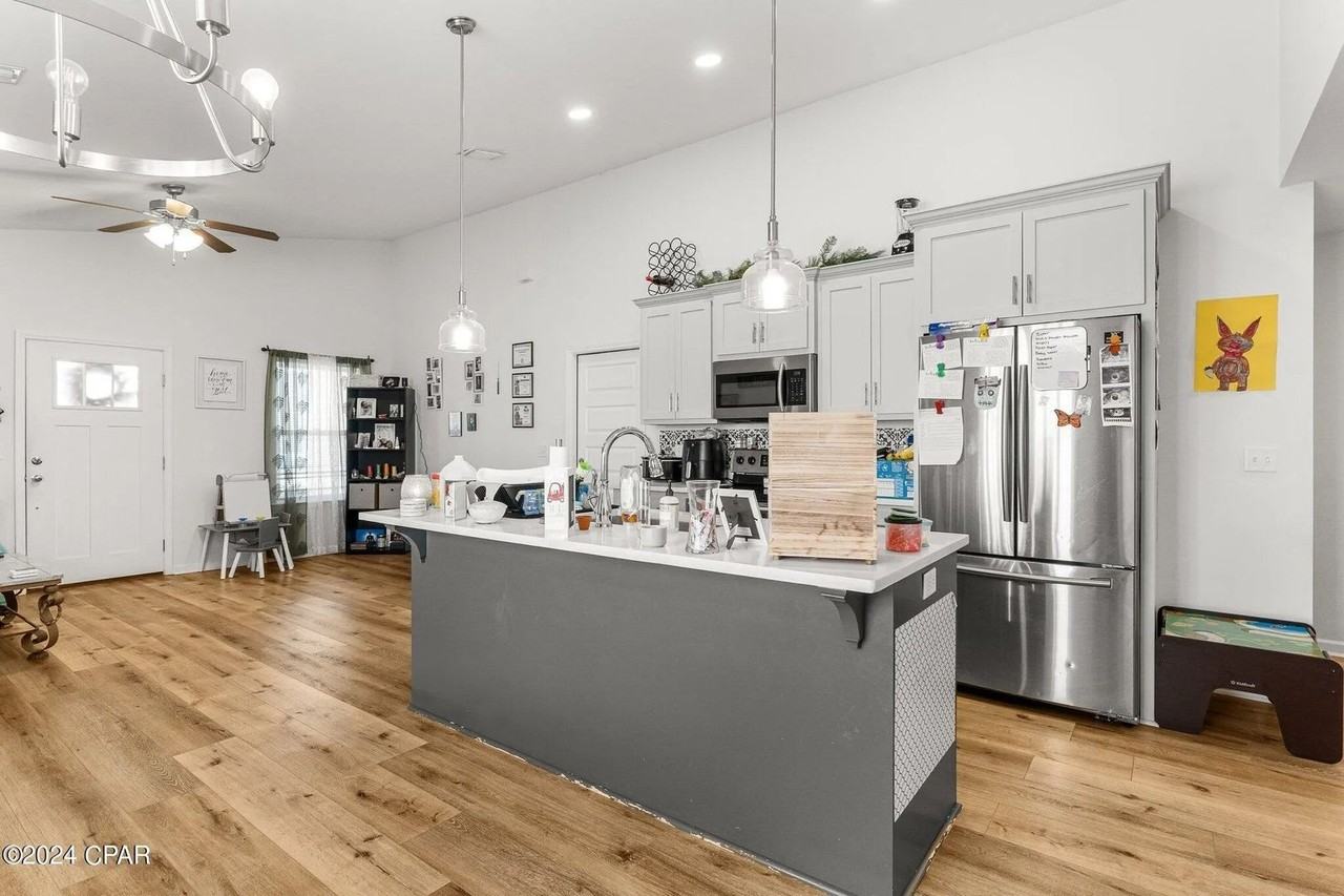 411 Raven Ln - Photo 4 of 13