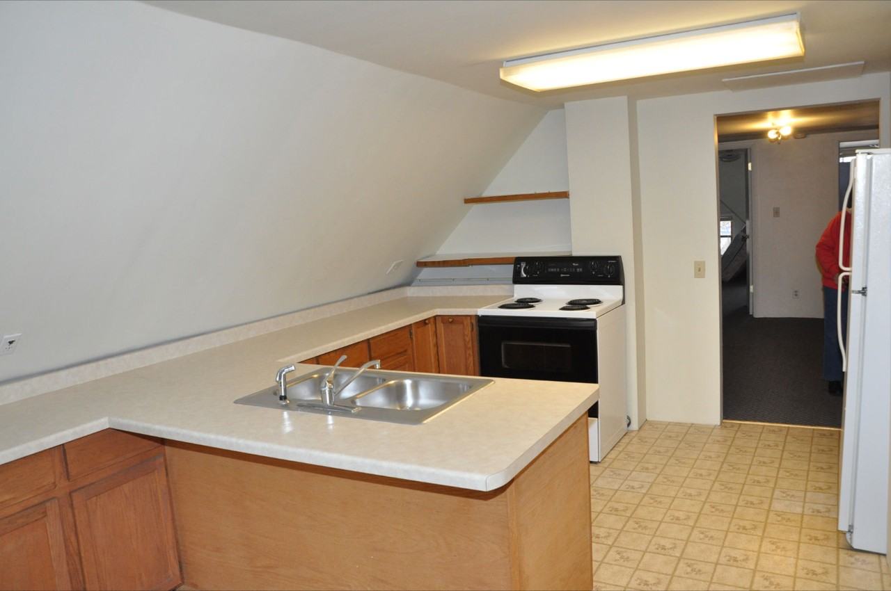 1055 S Lincoln Dr #3 - Photo 3 of 33