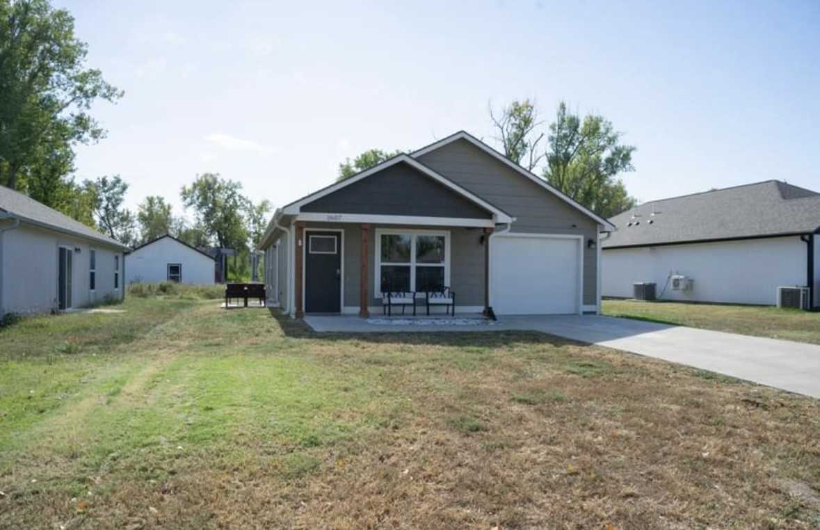 1607 Hill Valley Dr #NA - Photo 3 of 15