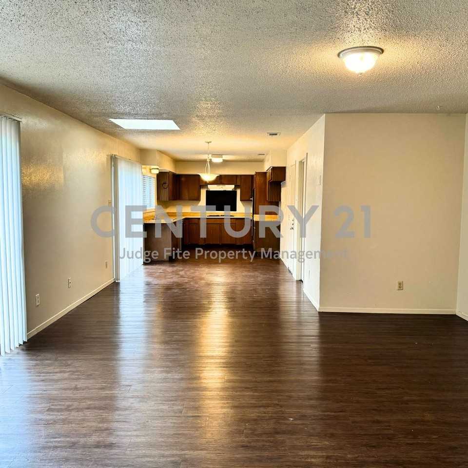 628 Taylor Ct - Photo 2 of 11