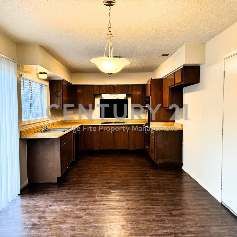 628 Taylor Ct - Photo 3 of 11