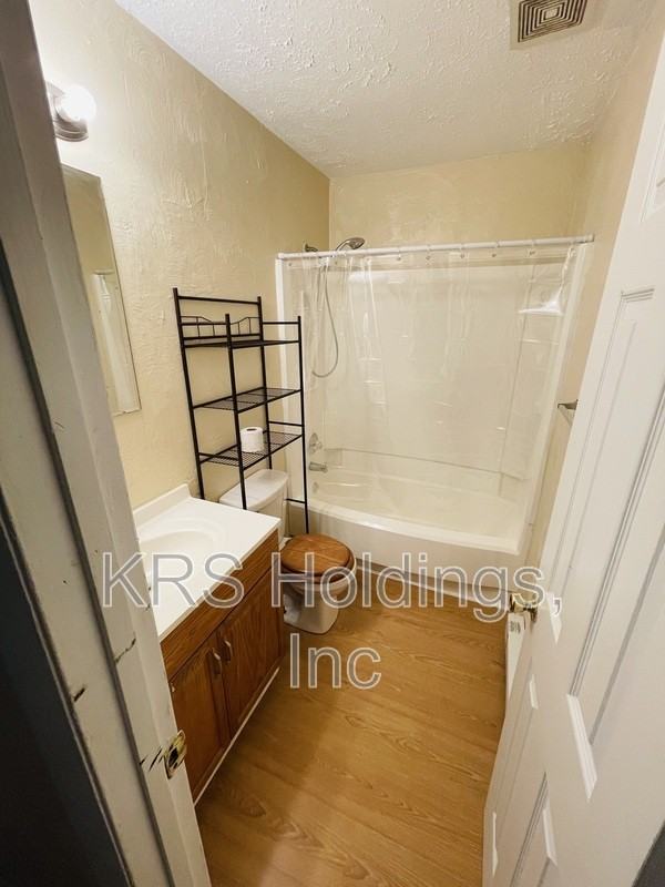 1406 W 27th St #B - Photo 5 of 8