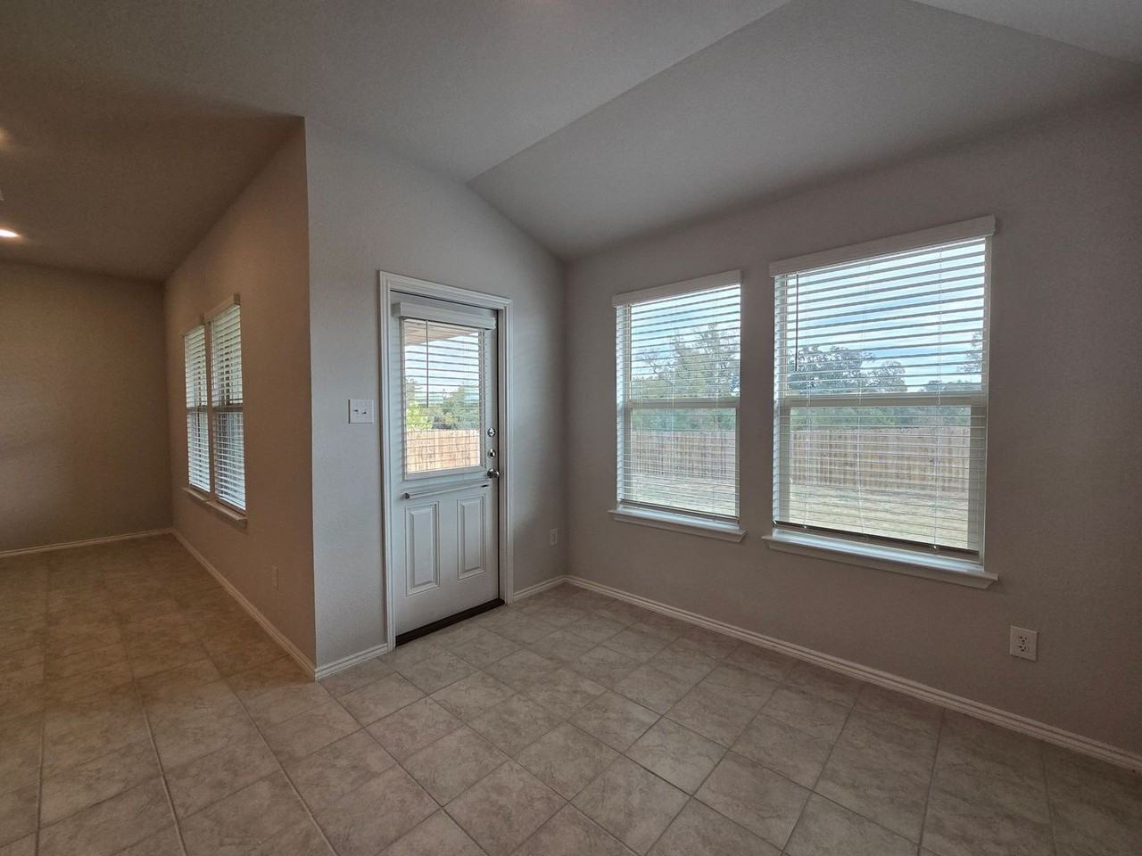 9502 Kensley Rose Dr - Photo 7 of 26