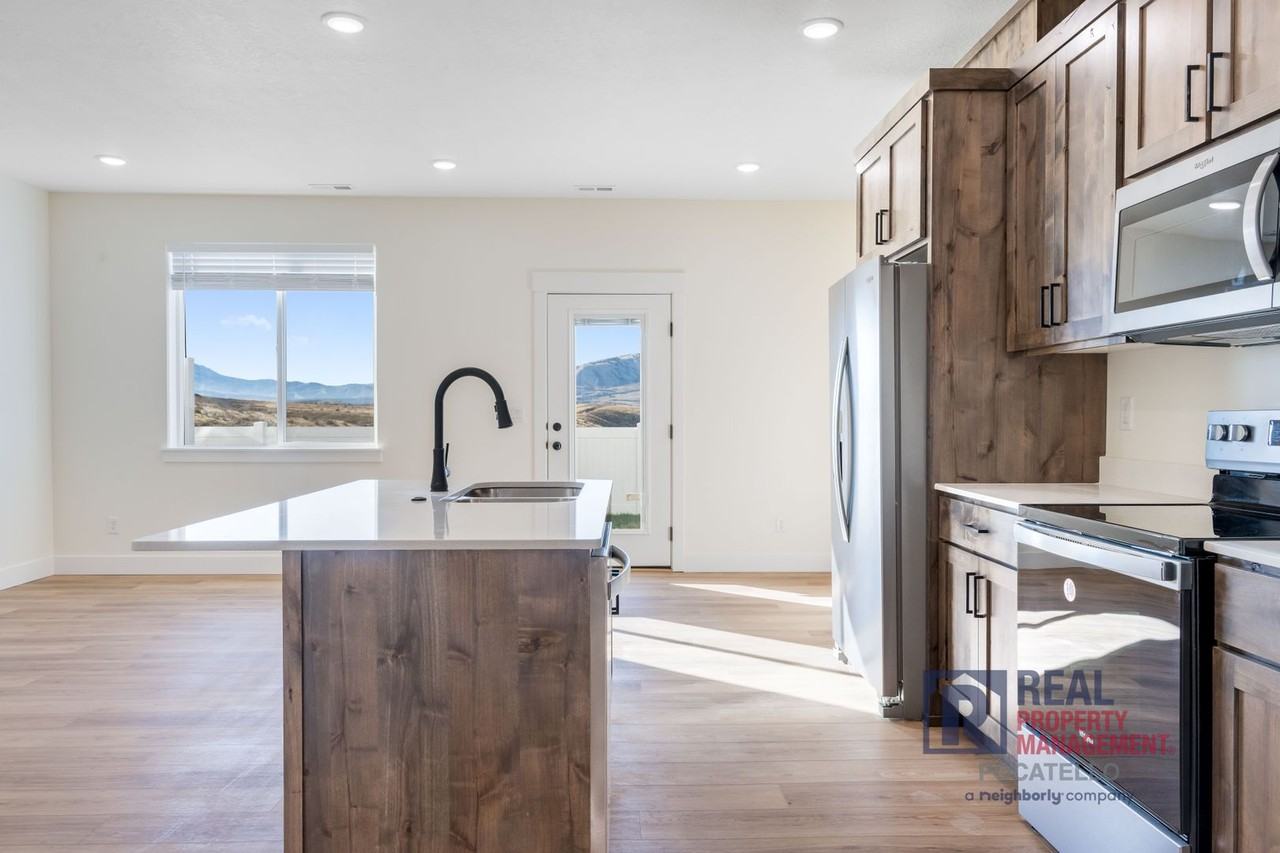 1721 Ammon St - Photo 3 of 21