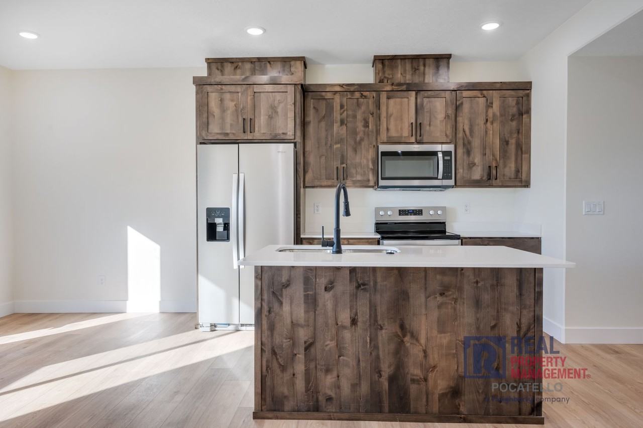 1721 Ammon St - Photo 2 of 21