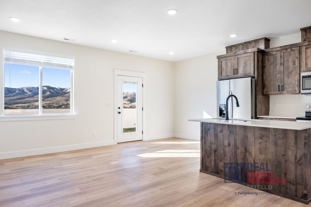 1721 Ammon St - Photo 4 of 21